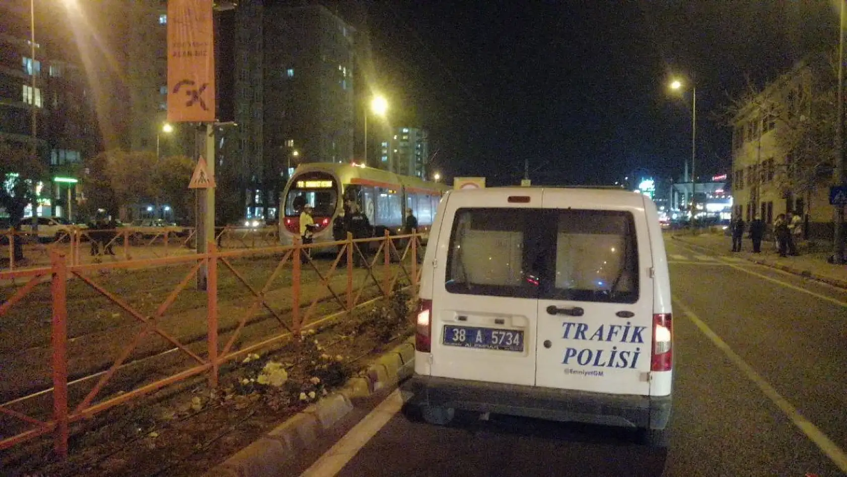 Tramvayın altında kaldı