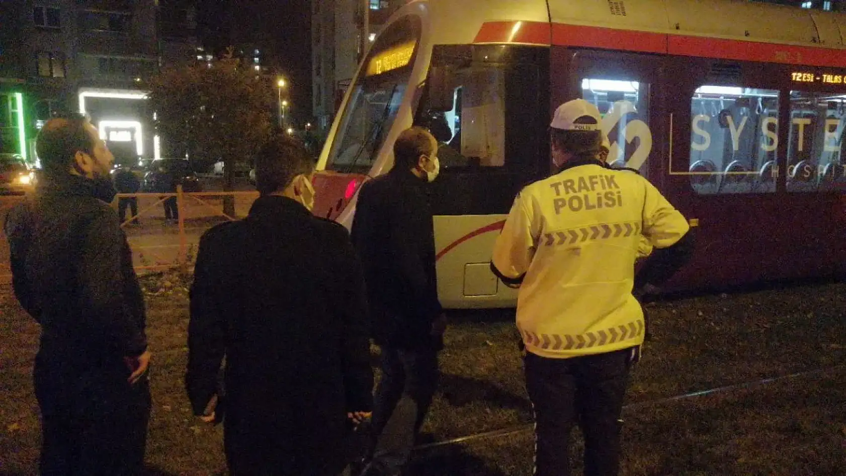 Tramvayın altında kaldı