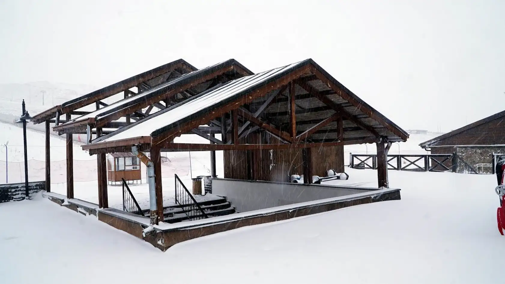 Erciyes'te sevindiren kar yağışı