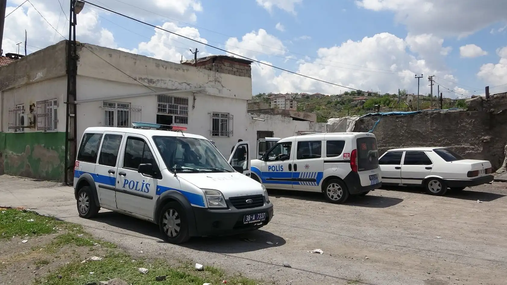 Silahlı dehşet: Annesini ve komşusunu vurdu