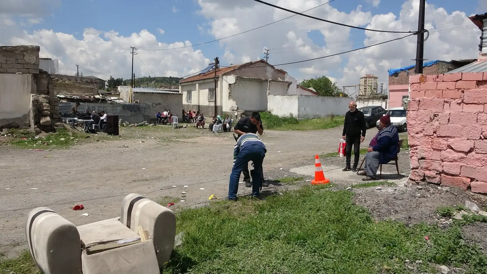 Silahlı dehşet: Annesini ve komşusunu vurdu