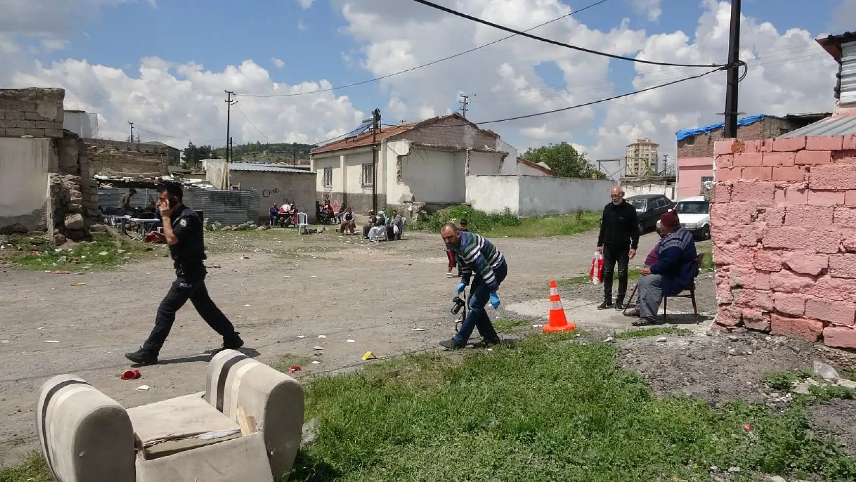 Silahlı dehşet: Annesini ve komşusunu vurdu