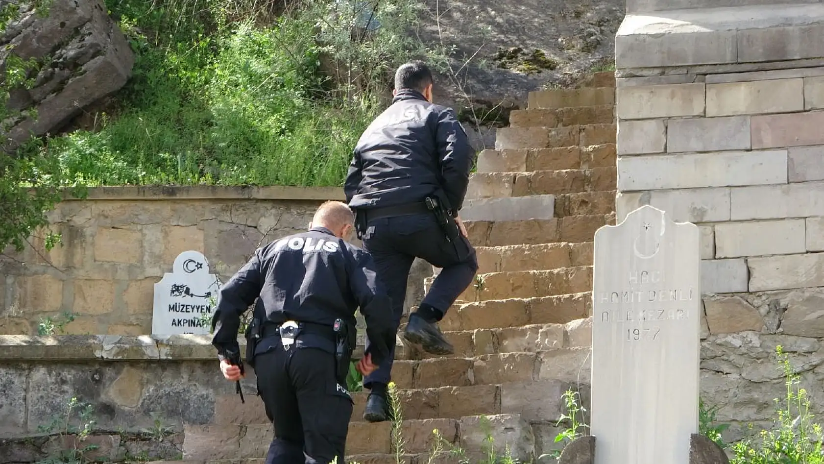 Dehşet saçtı! Eski sevgilisini boğazından bıçakladı