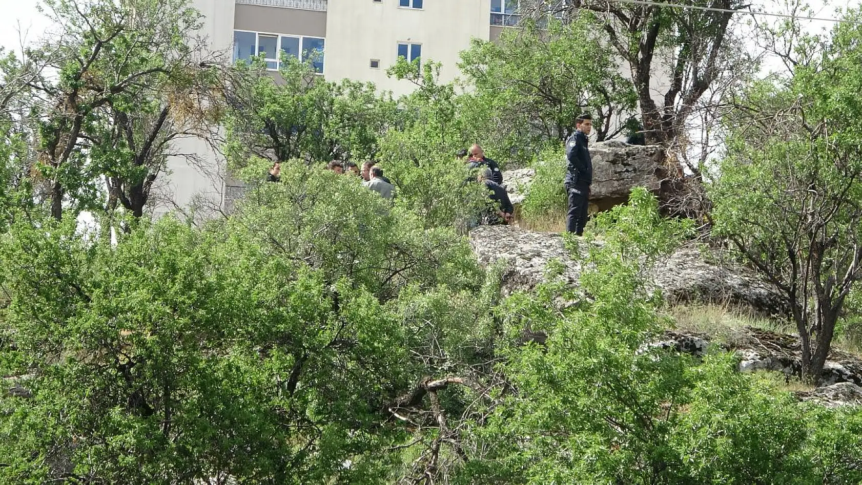 Dehşet saçtı! Eski sevgilisini boğazından bıçakladı