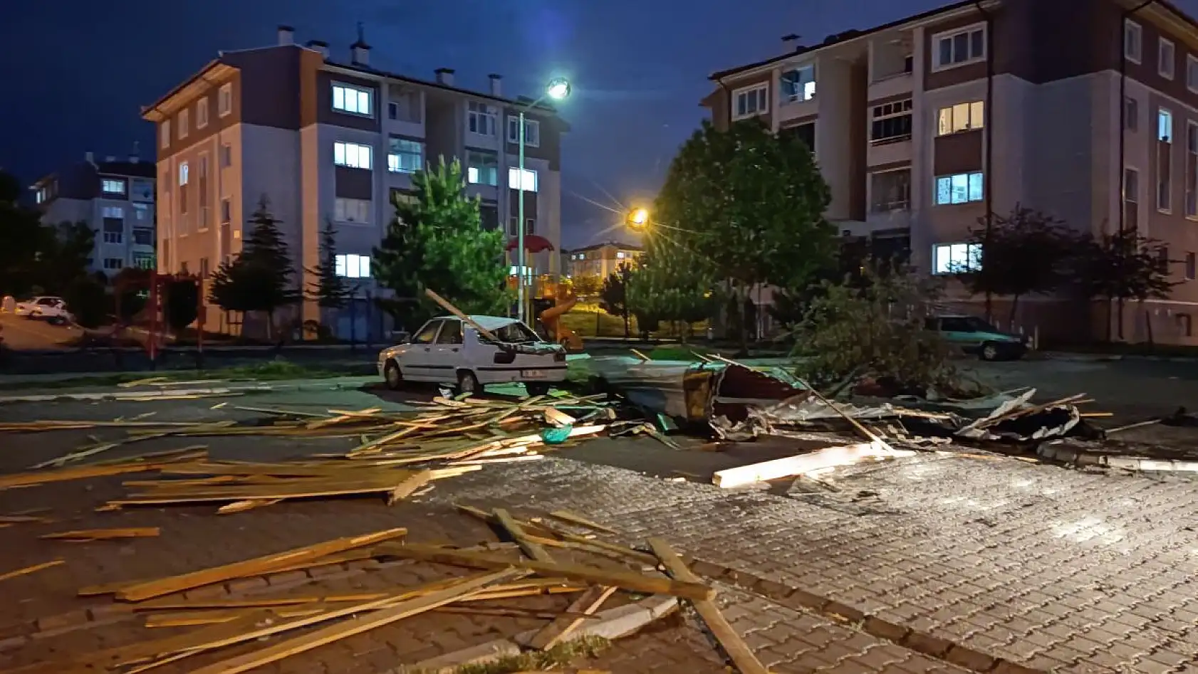 Uçan çatıda çocuk yaralandı