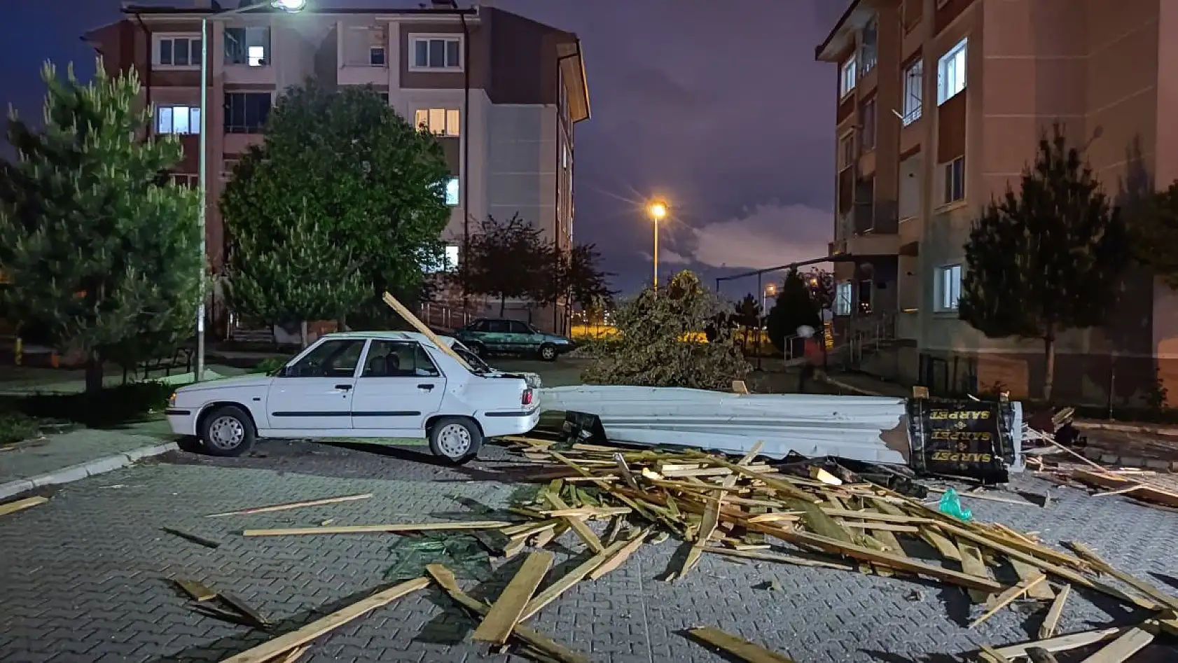 Uçan çatıda çocuk yaralandı