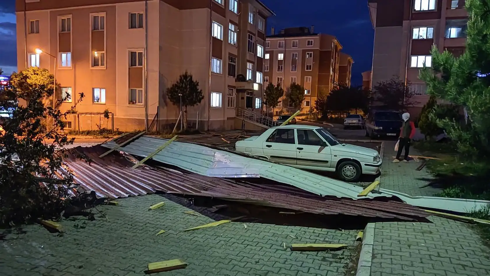 Uçan çatıda çocuk yaralandı