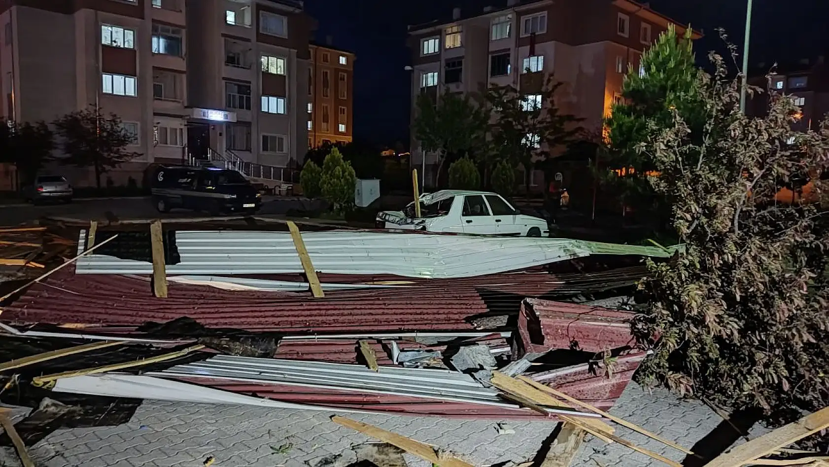 Uçan çatıda çocuk yaralandı