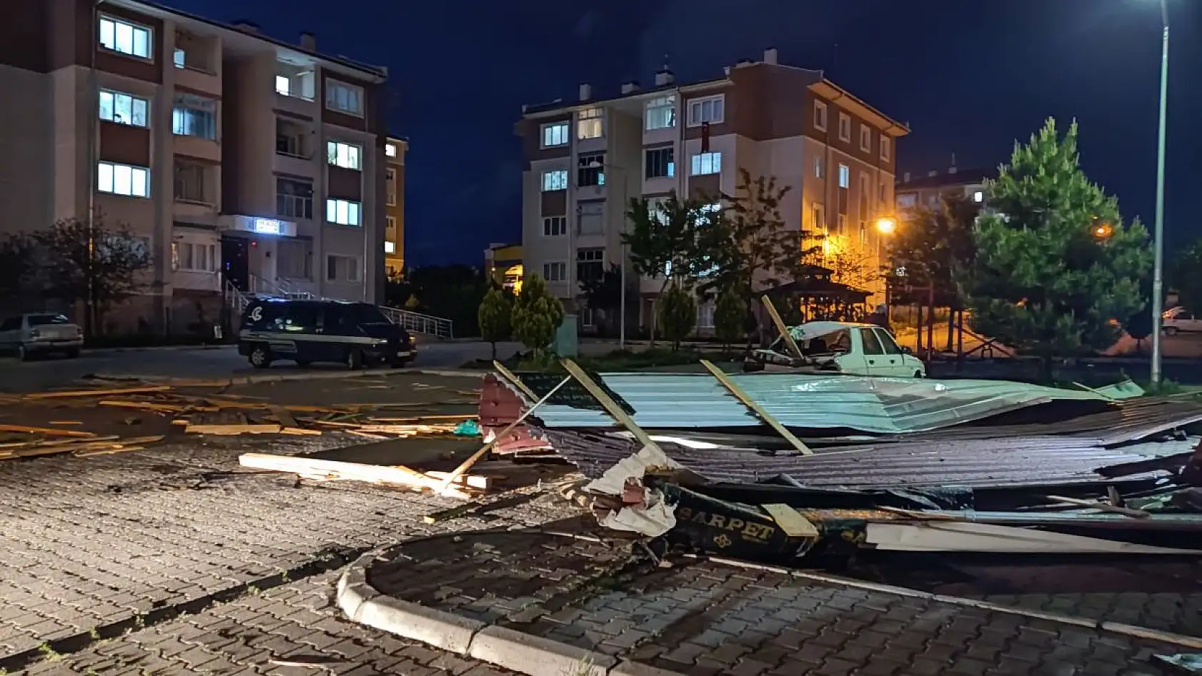 Uçan çatıda çocuk yaralandı