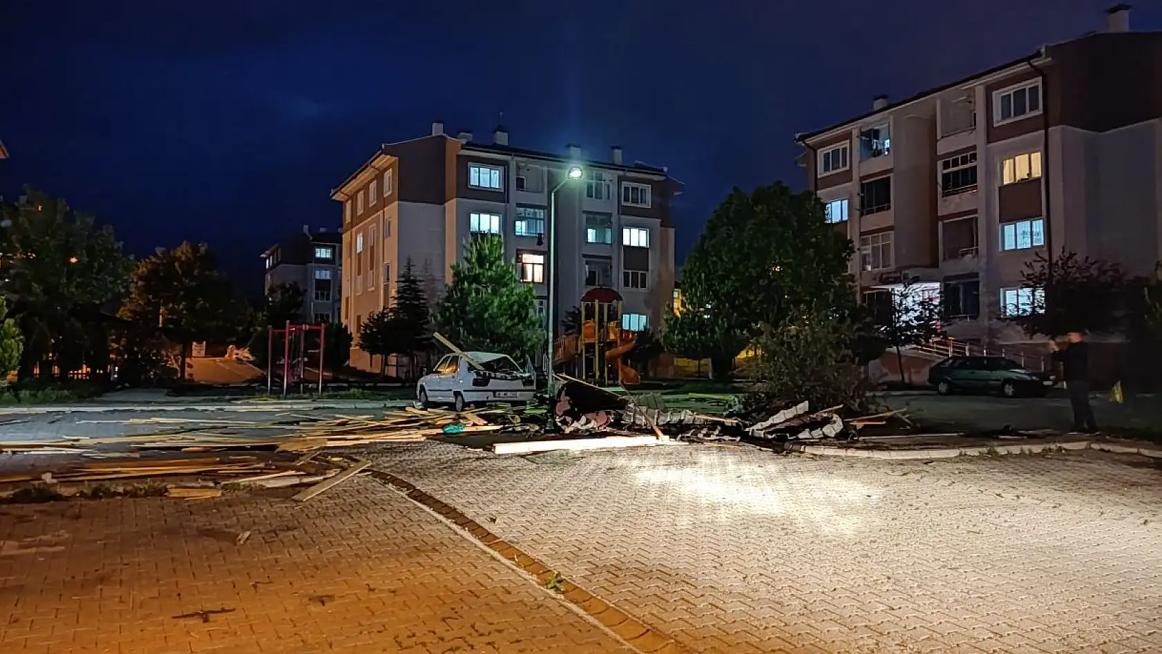 Uçan çatıda çocuk yaralandı