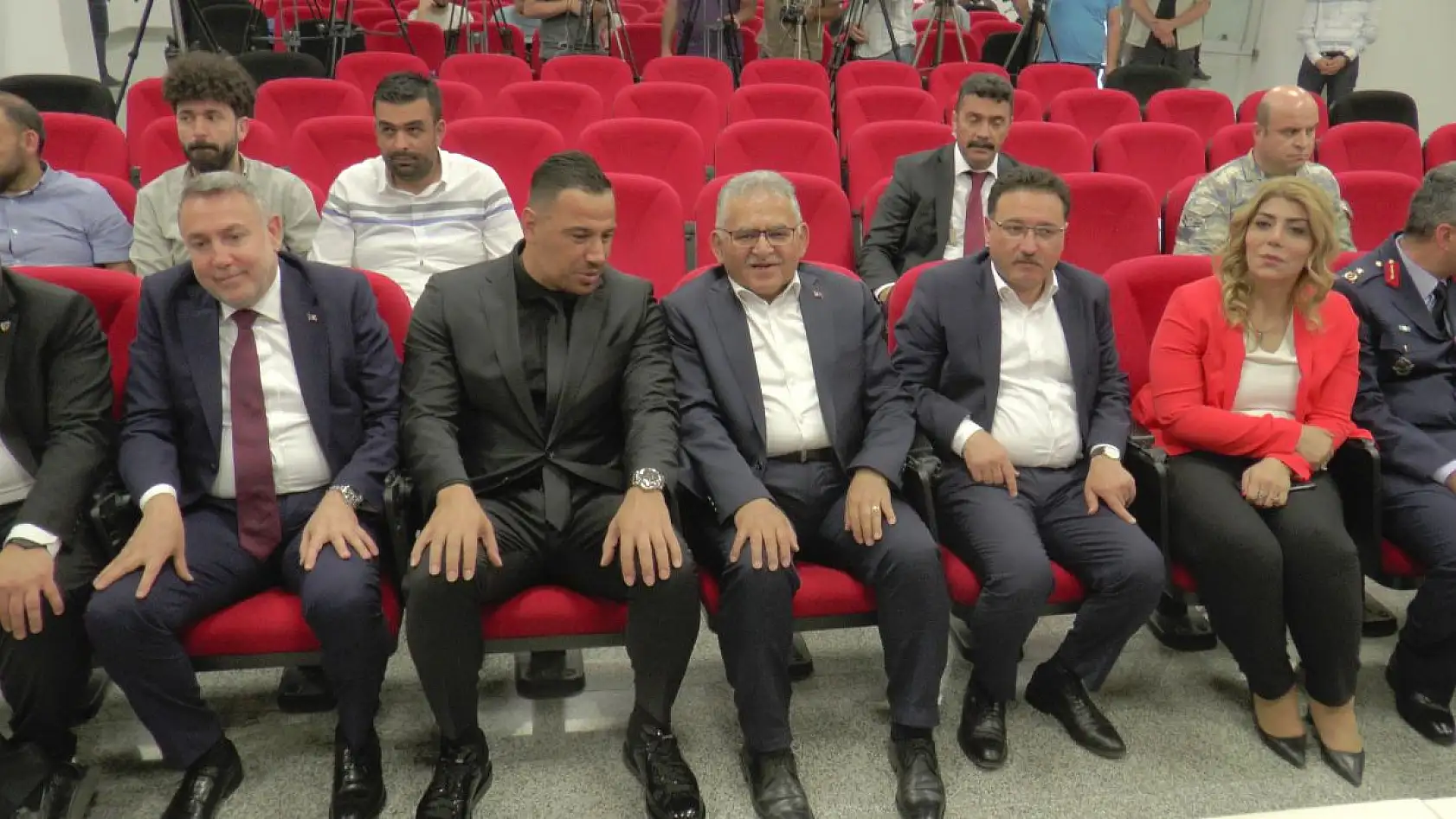 Baki Ertekin'den Berna Gözbaşı'na övgüler