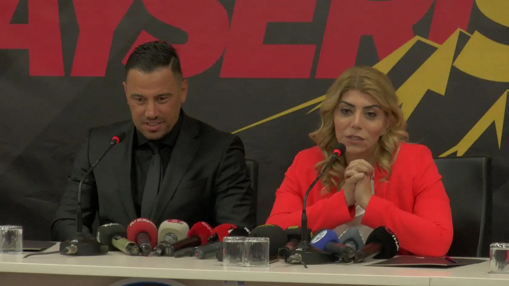 Baki Ertekin'den Berna Gözbaşı'na övgüler