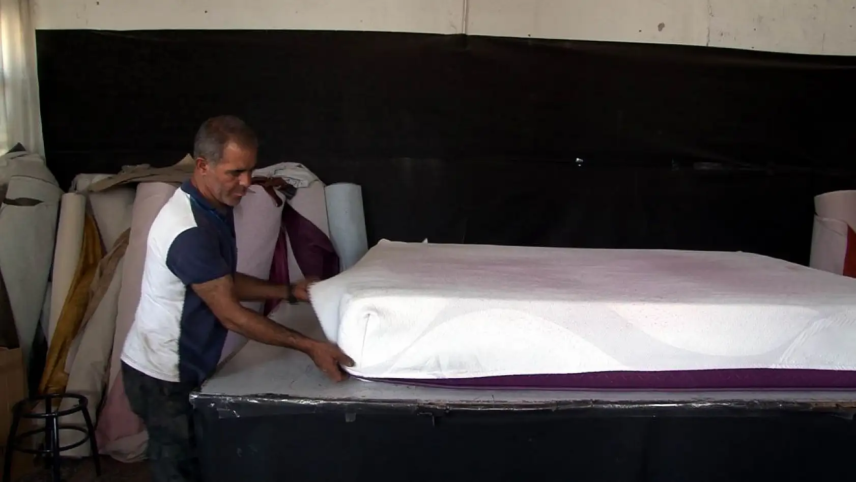 Kiralık ev bulamadı, çareyi dükkana yerleşmekte buldu