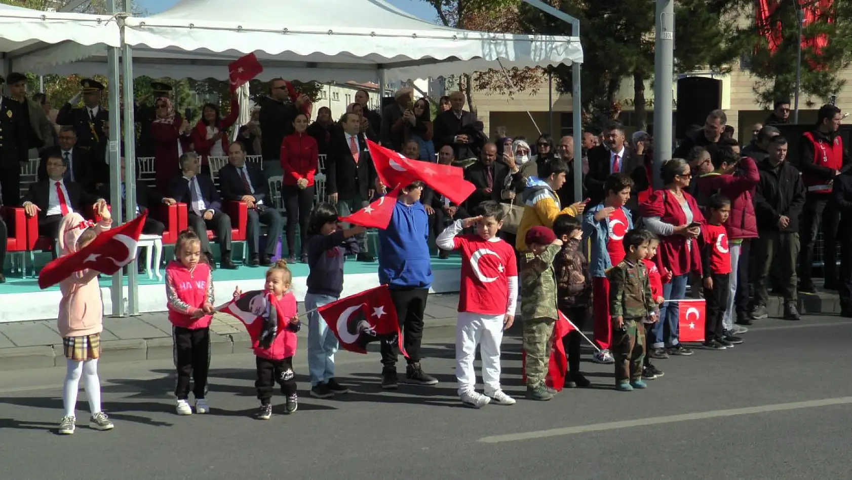 Asker selamlı karşılama