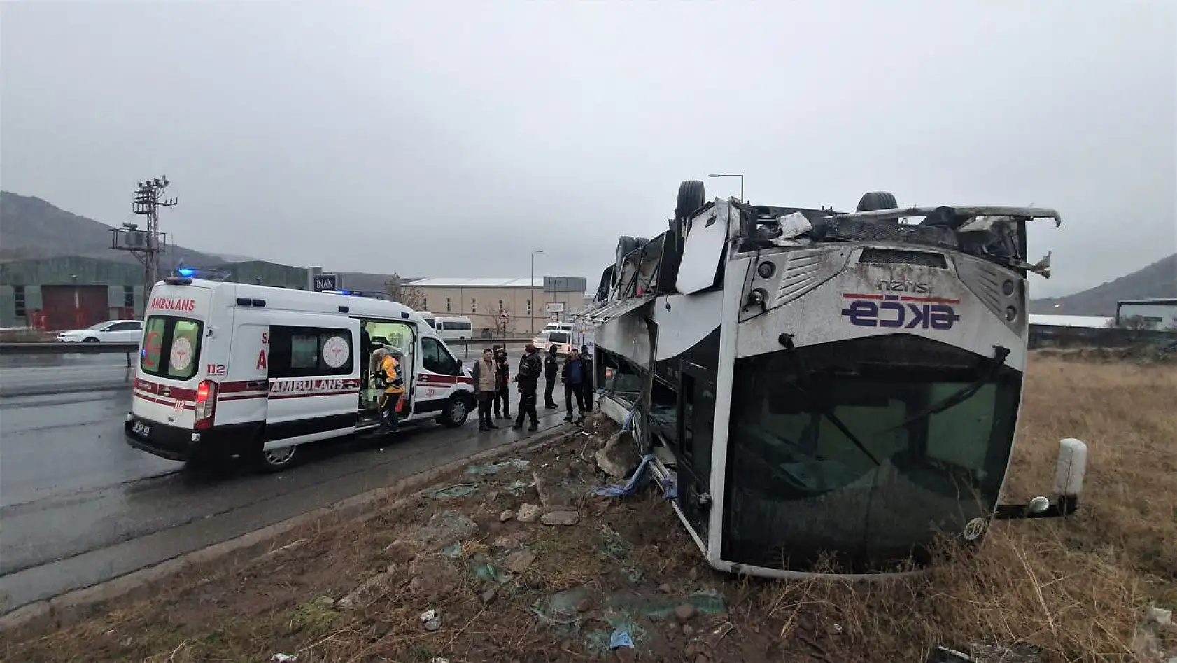 İşçi servisi takla attı: 1'i ağır 22 yaralı var
