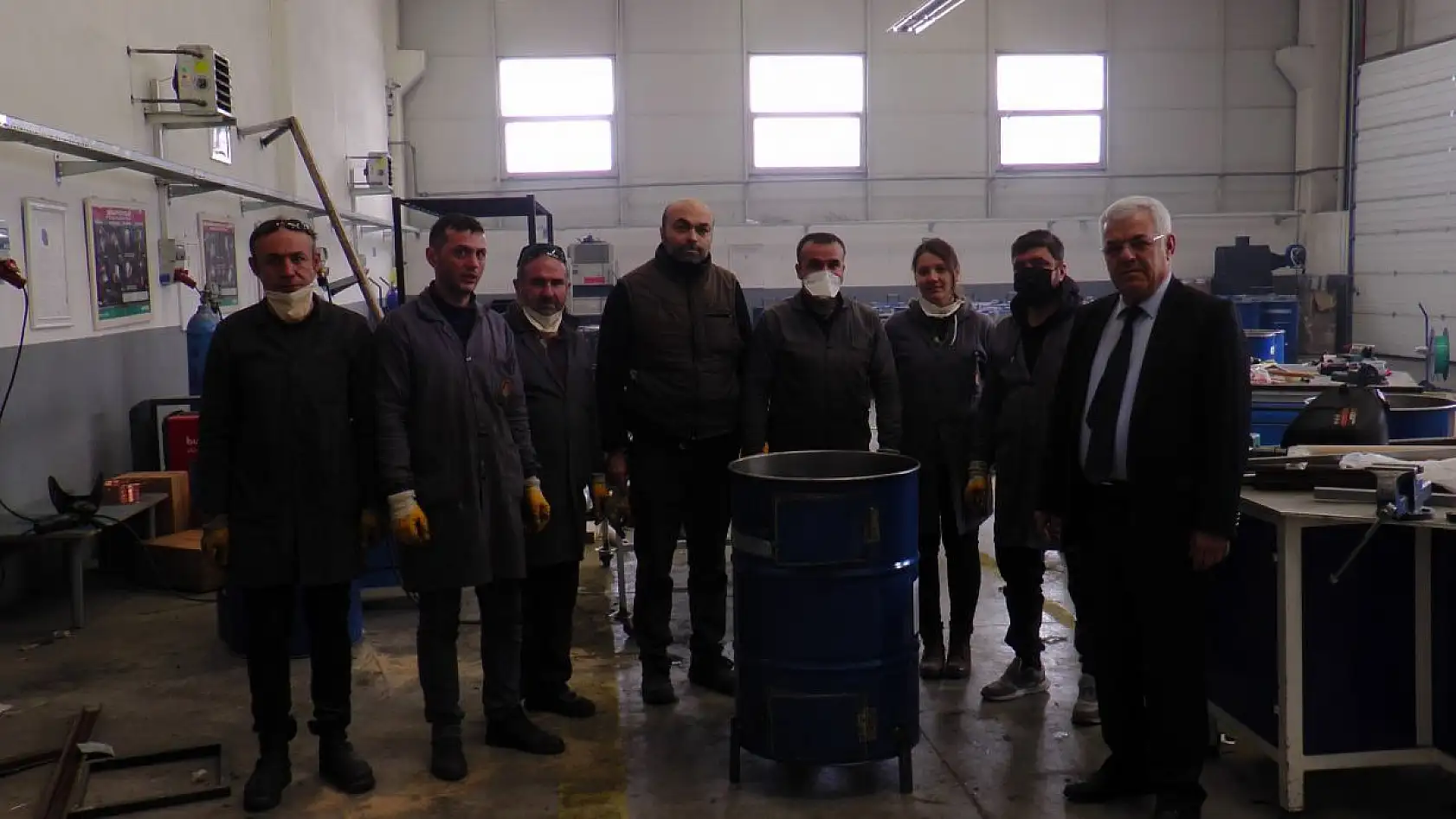 Deprem bölgesine soba yapıyorlar