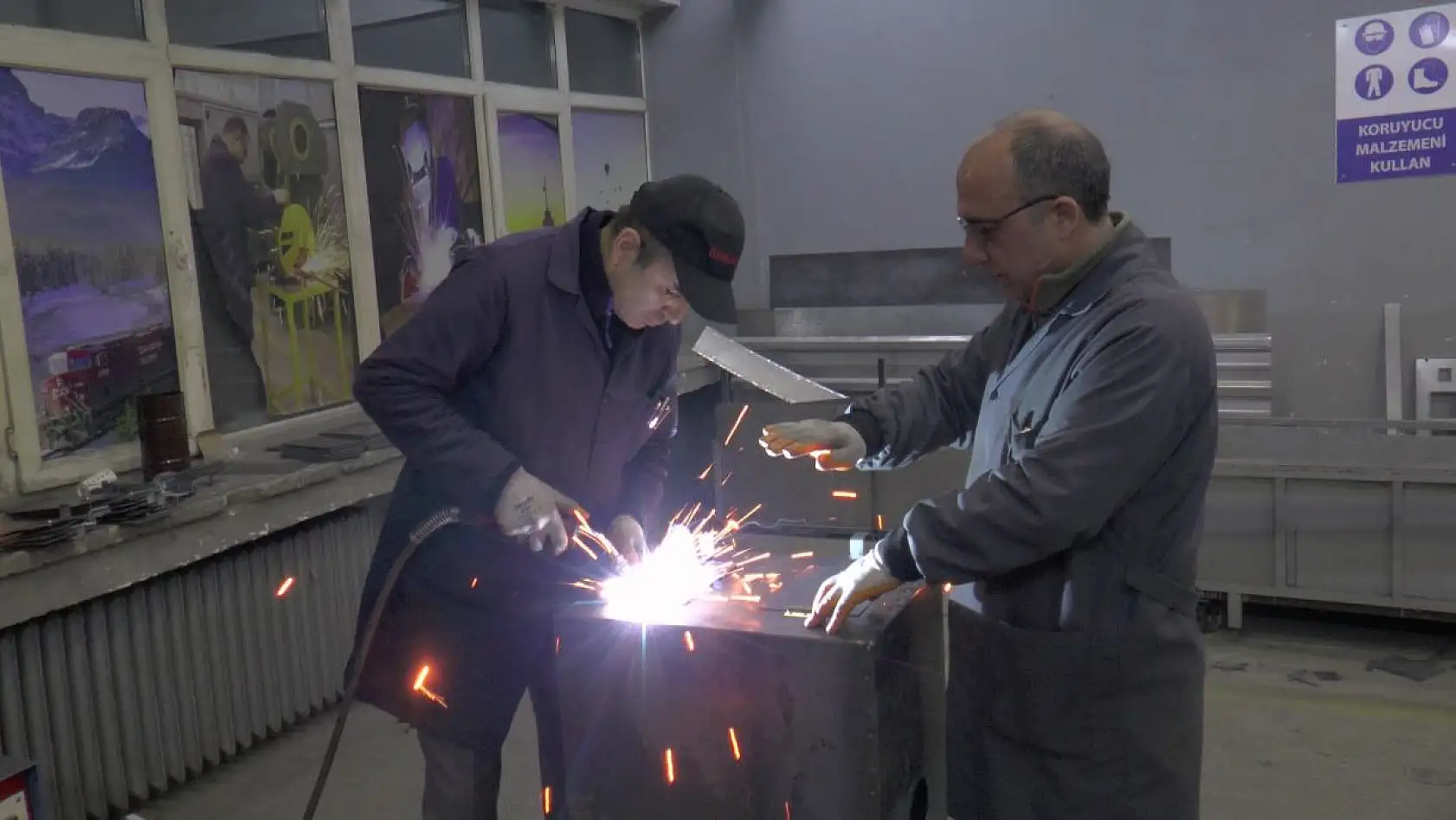 Deprem bölgesine soba yapıyorlar