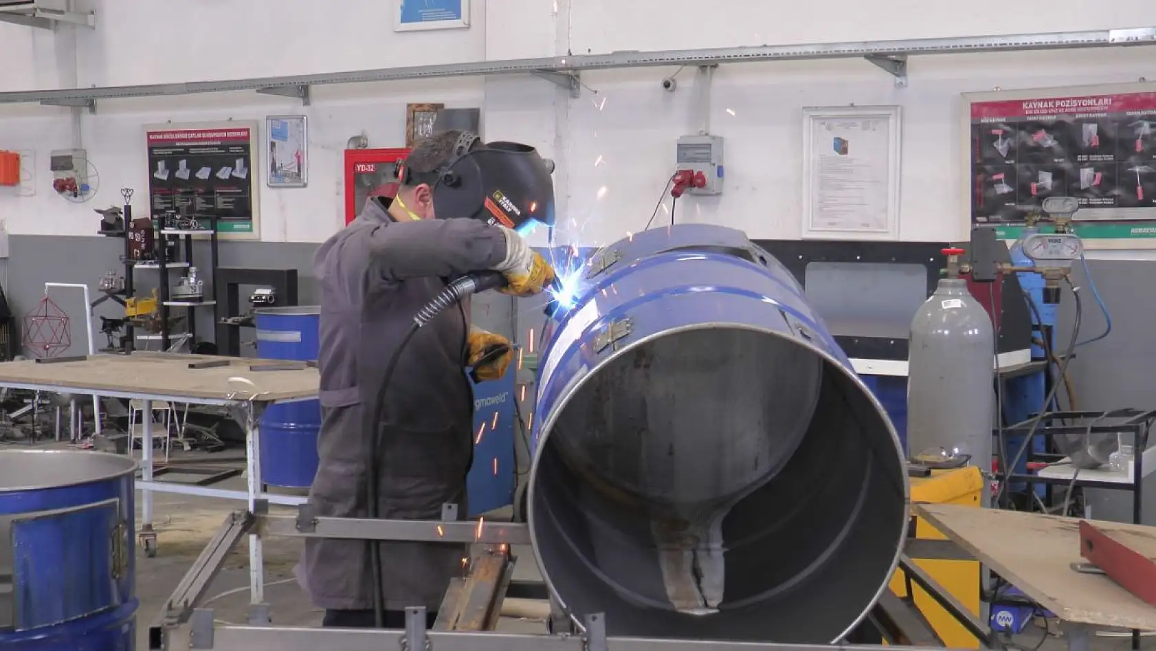 Deprem bölgesine soba yapıyorlar