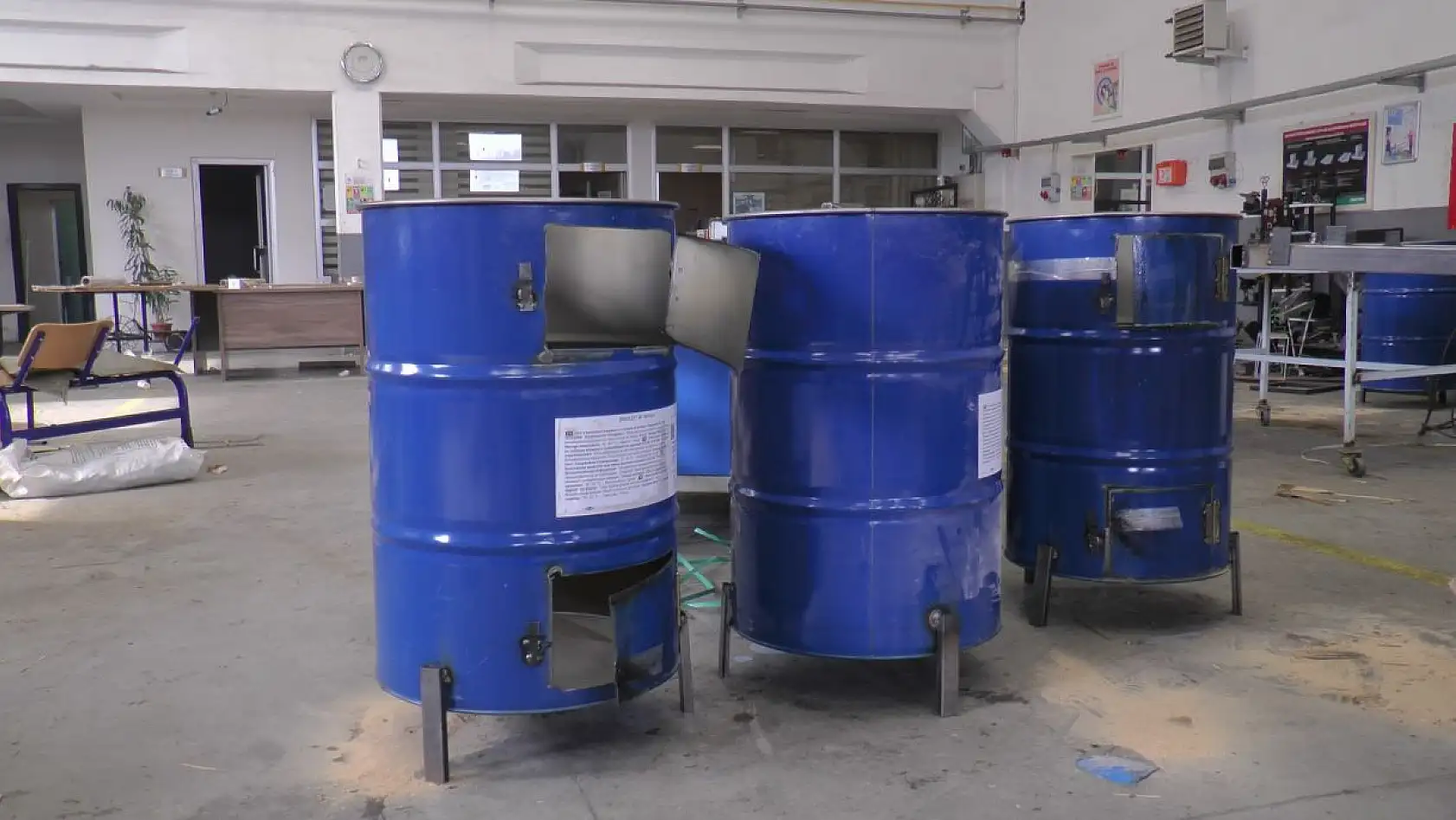 Deprem bölgesine soba yapıyorlar