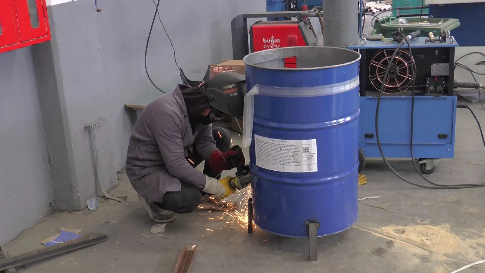 Deprem bölgesine soba yapıyorlar