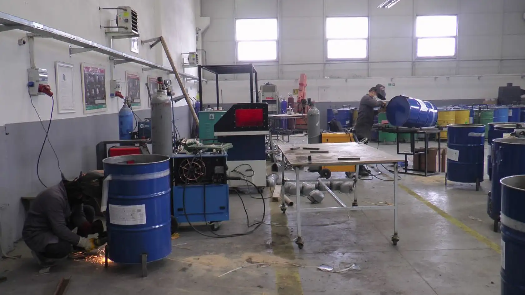 Deprem bölgesine soba yapıyorlar