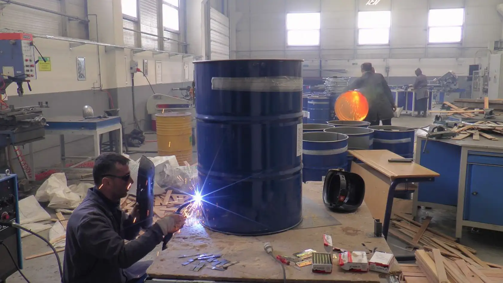 Deprem bölgesine soba yapıyorlar