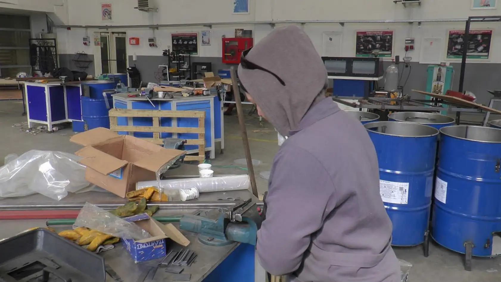 Deprem bölgesine soba yapıyorlar