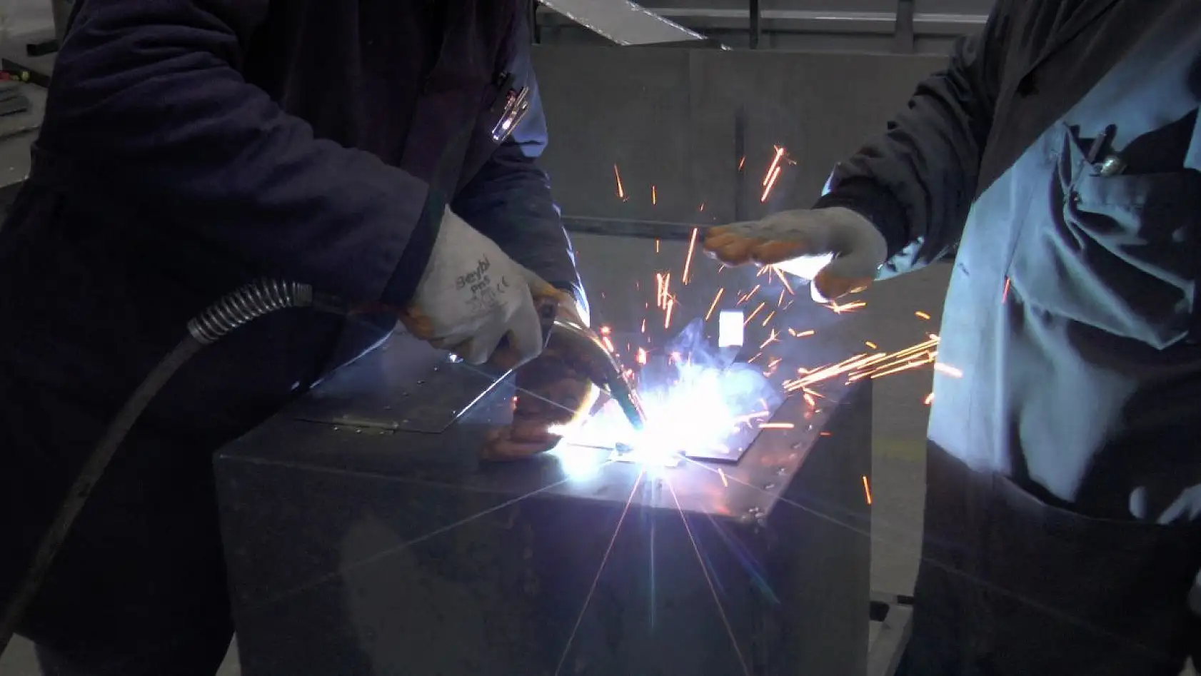 Deprem bölgesine soba yapıyorlar