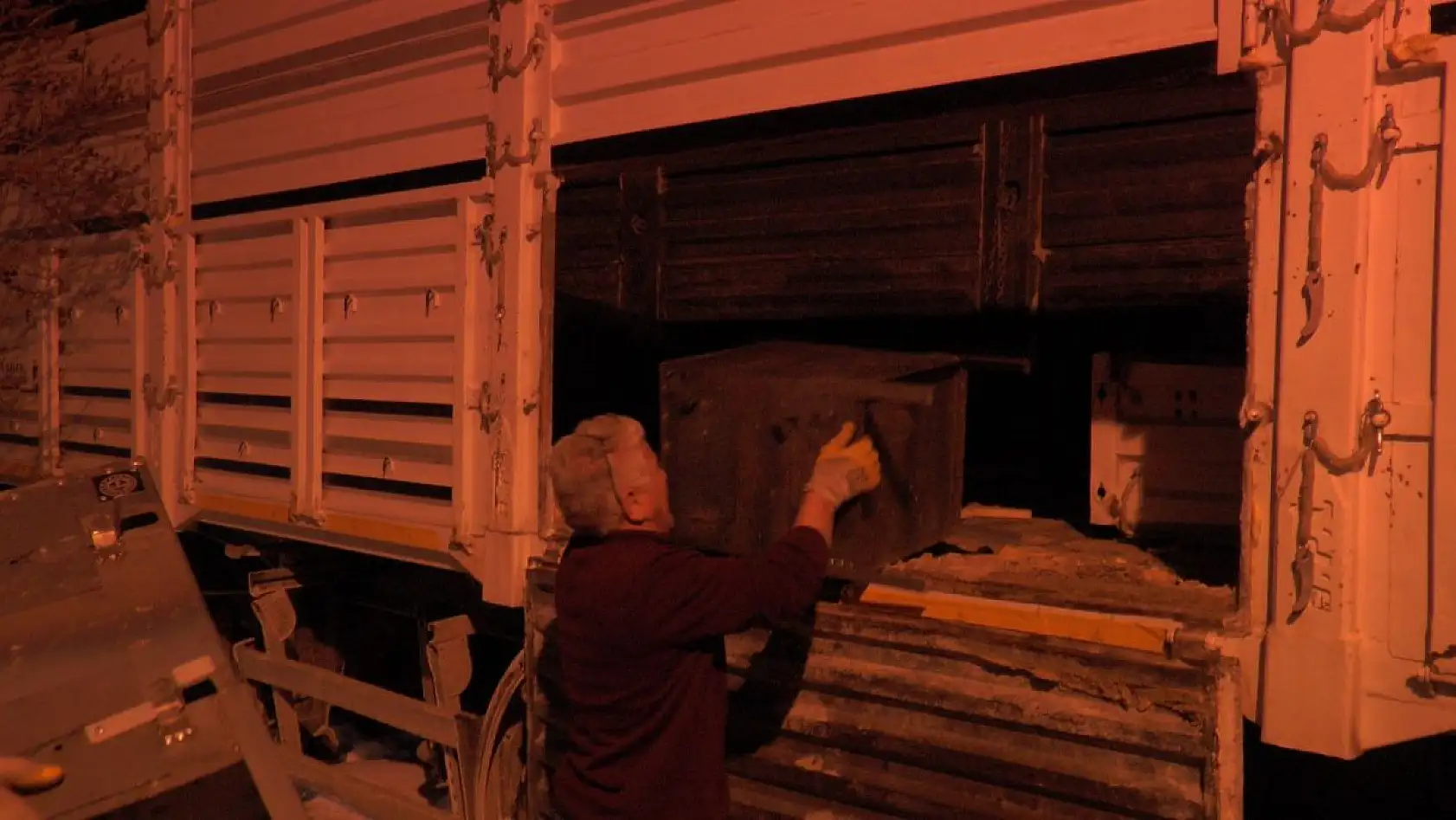 Deprem bölgesine soba yapıyorlar