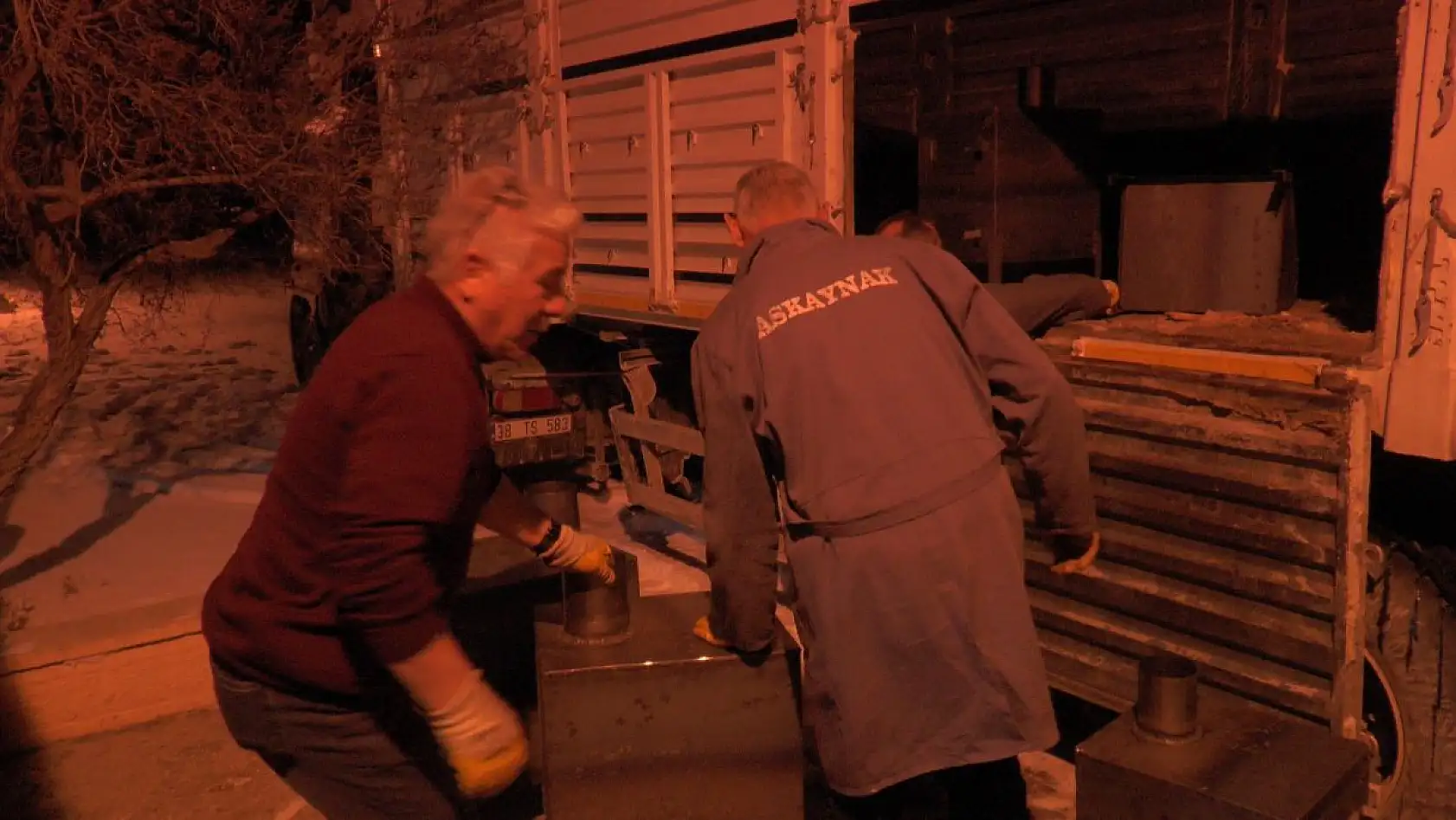 Deprem bölgesine soba yapıyorlar