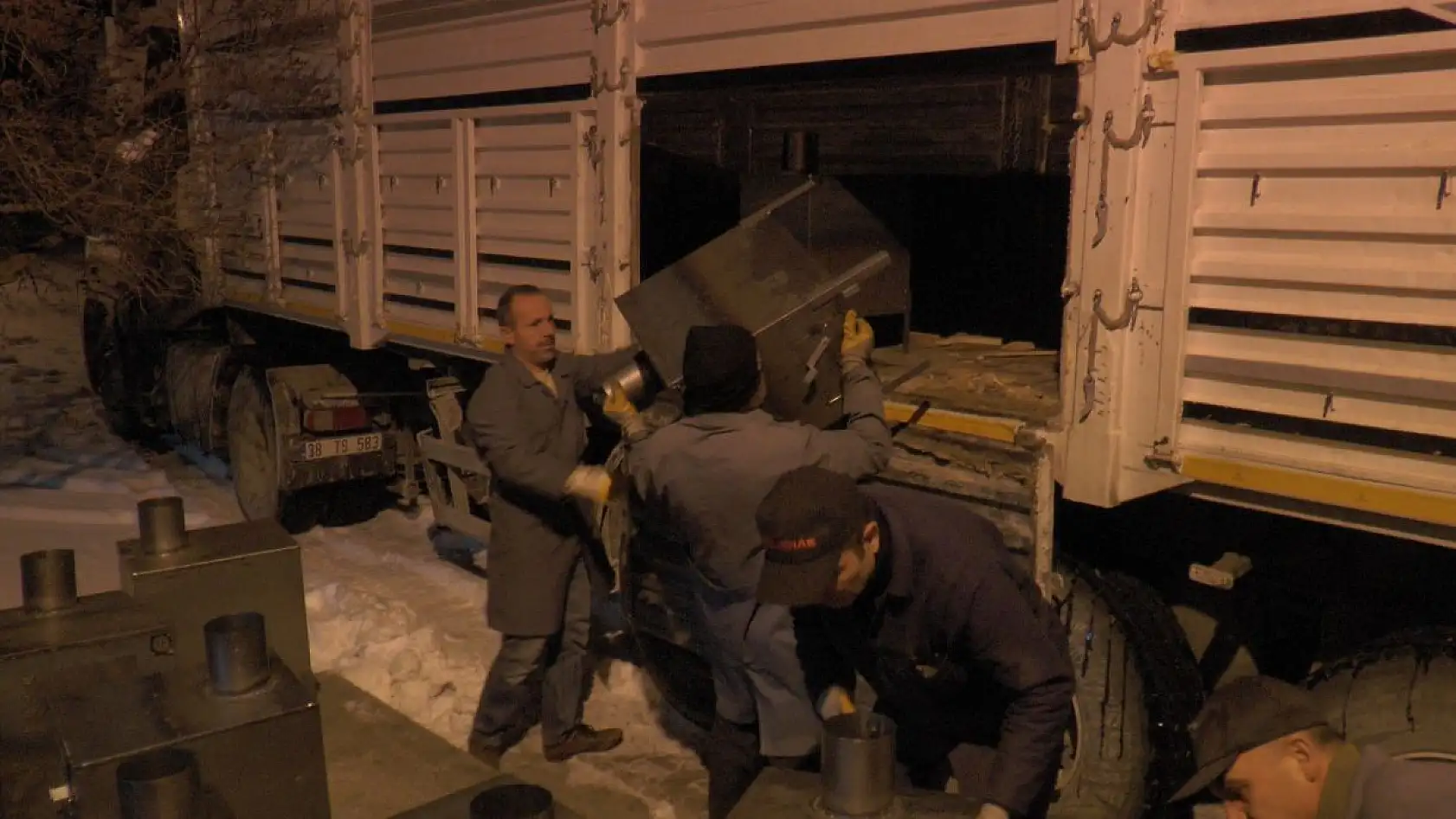 Deprem bölgesine soba yapıyorlar