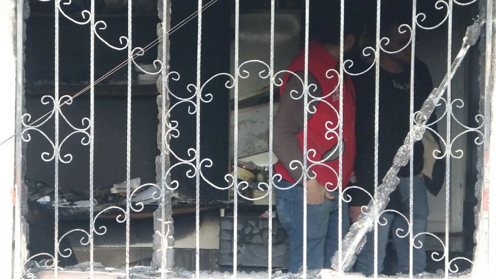 8'inci kattan düştü ölmedi, ama yangında hayatını kaybetti
