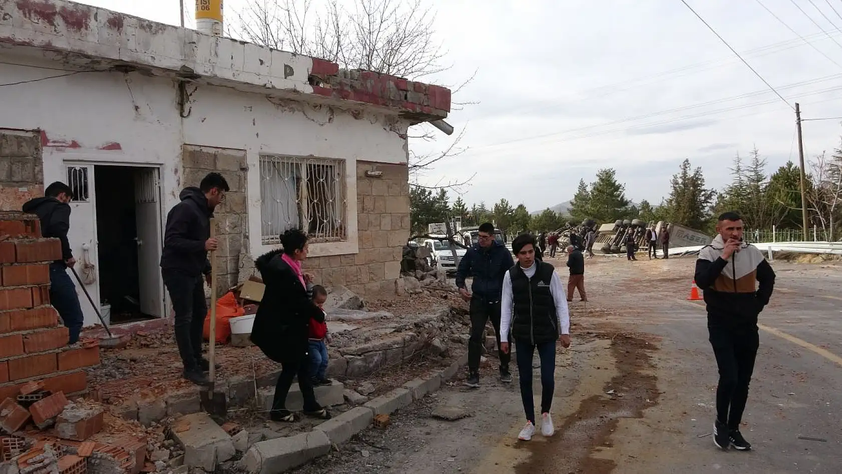 Tır dehşet saçtı: 2 yaralı