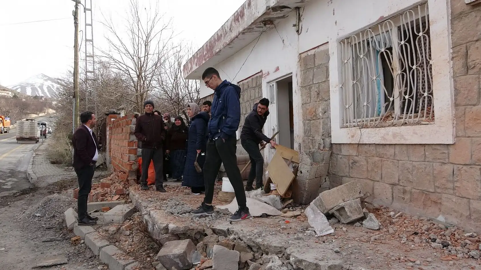 Tır dehşet saçtı: 2 yaralı