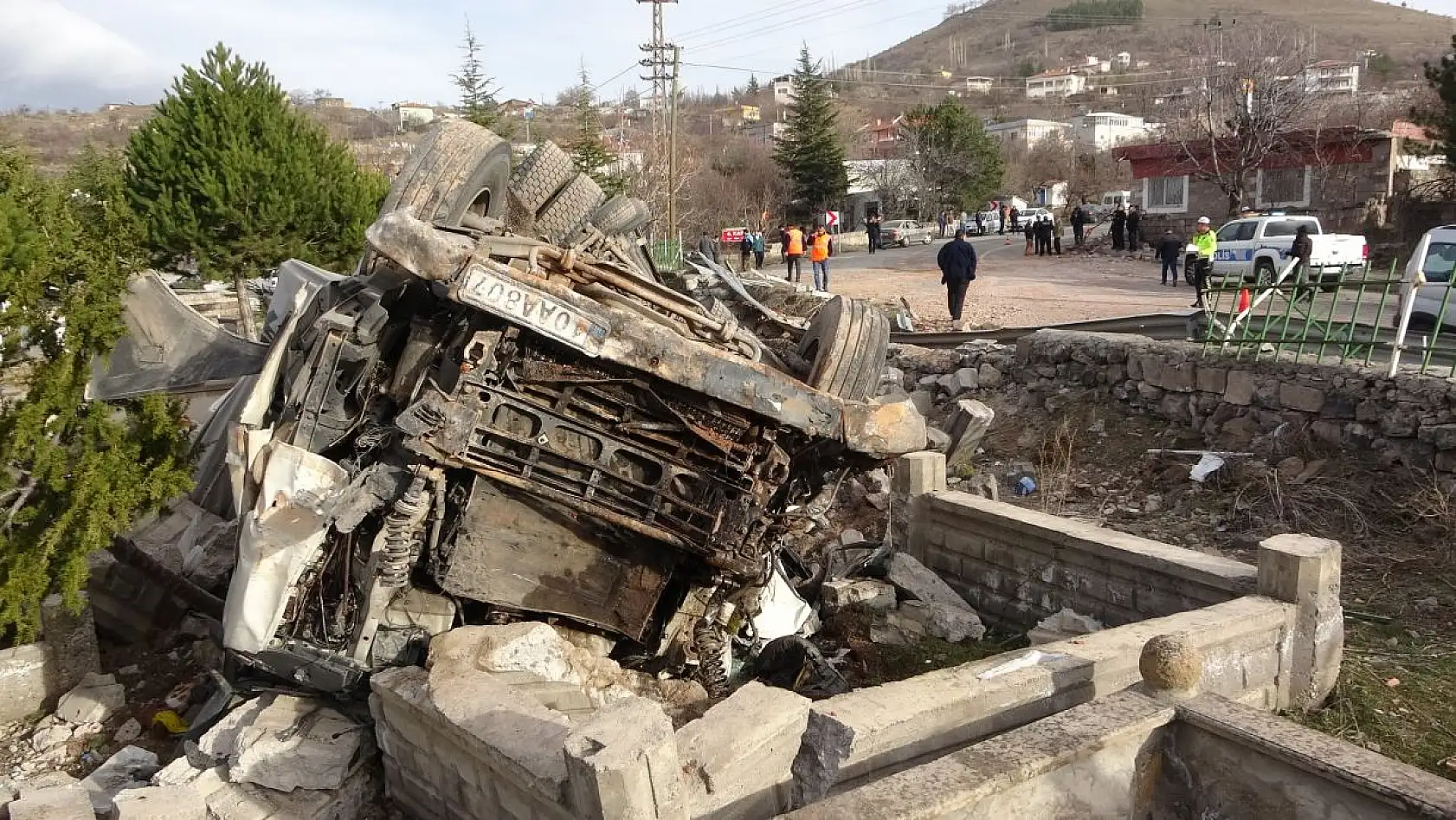 Tır dehşet saçtı: 2 yaralı