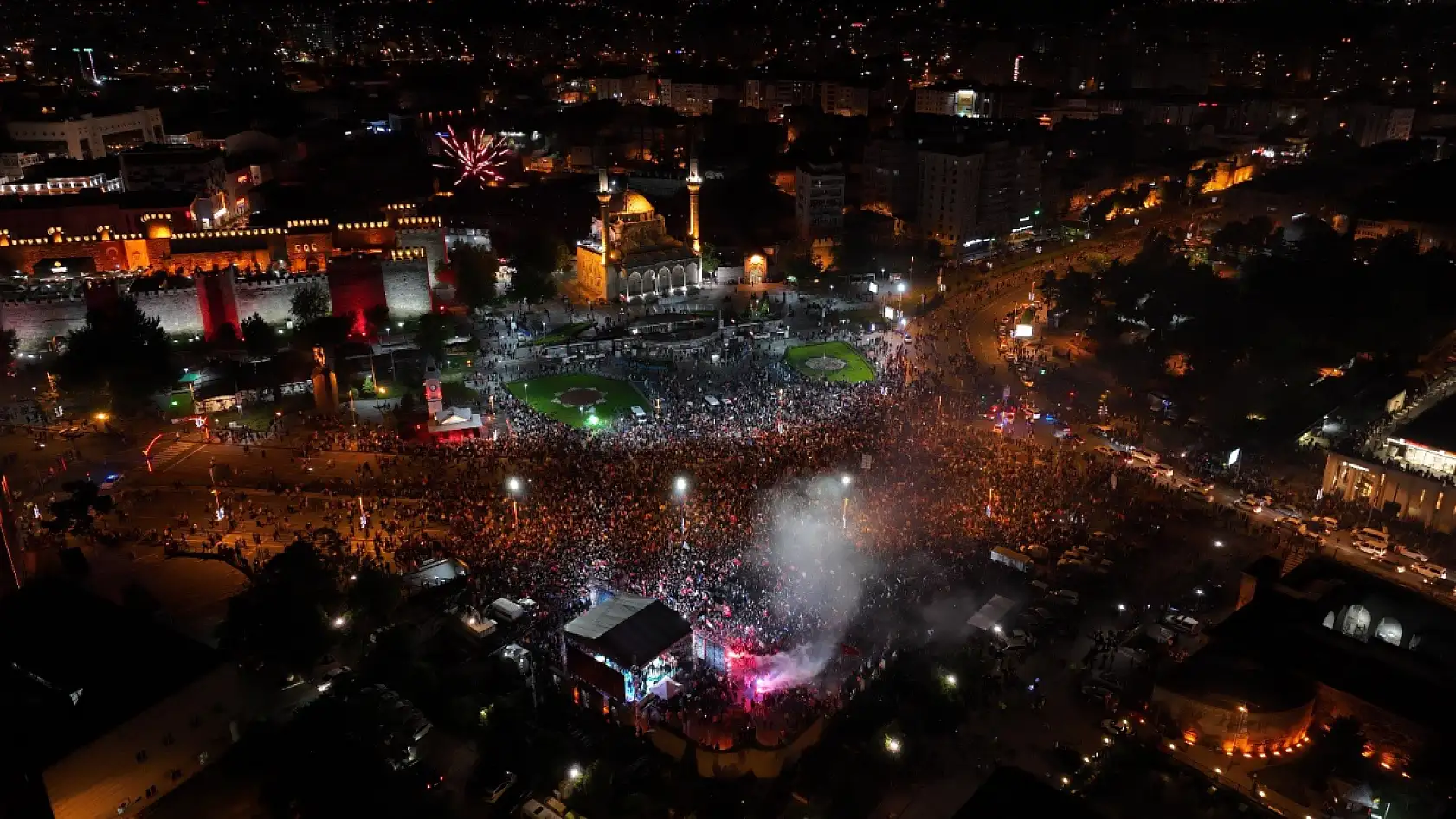 Kayseri'deki Erdoğan coşkusu havadan böyle görüntülendi