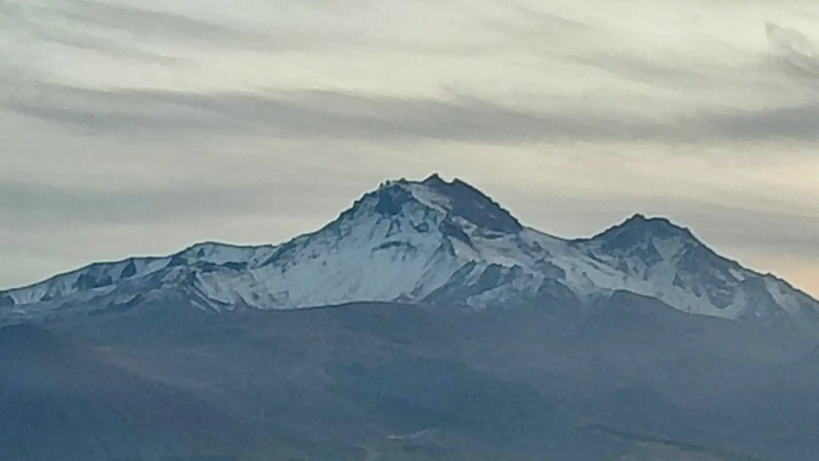 Erciyes'in zirvesinde korkutan, garip ve gizemli bir yüz belirdi! Kent merkezinde o ana şahit olan dönüp bir daha baktı