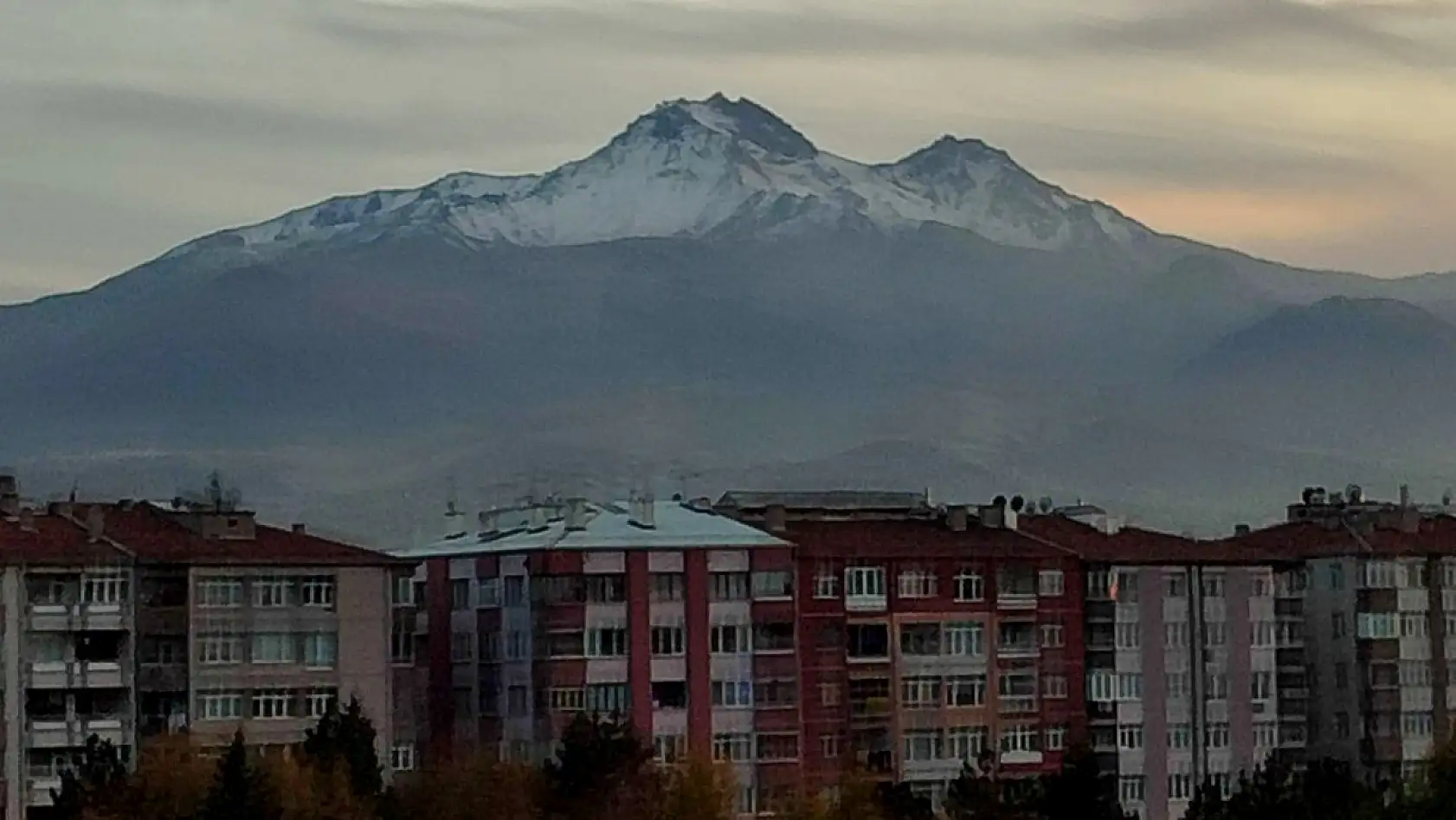 Erciyes'in zirvesinde korkutan, garip ve gizemli bir yüz belirdi! Kent merkezinde o ana şahit olan dönüp bir daha baktı