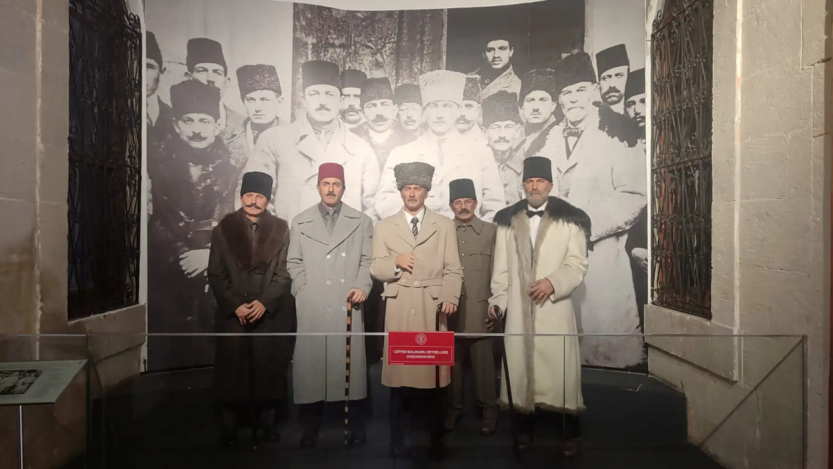 İşte Atatürk'ün Kayseri'deki yatağı ve çalışma masası!