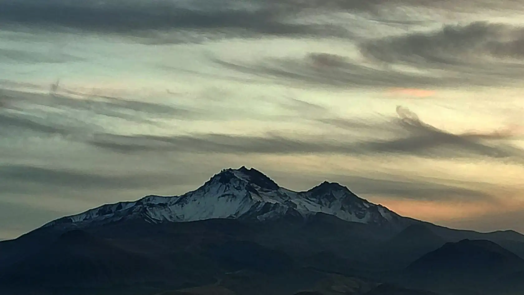 Erciyes'in zirvesinde korkutan, garip ve gizemli bir yüz belirdi! Kent merkezinde o ana şahit olan dönüp bir daha baktı