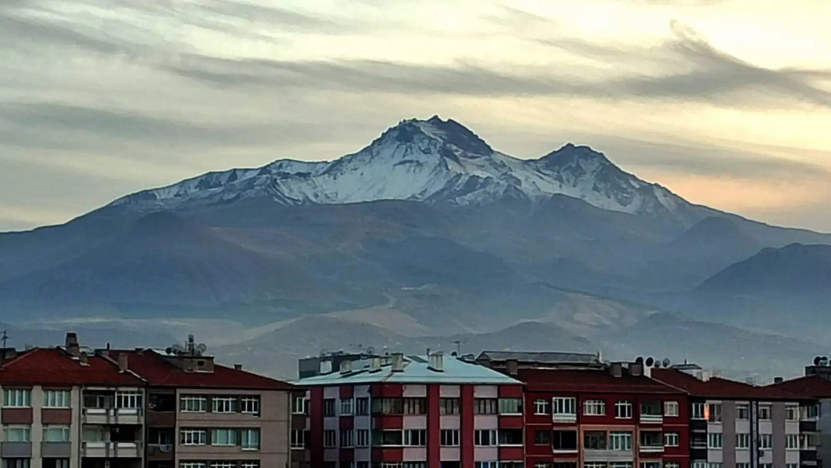 Erciyes'in zirvesinde korkutan, garip ve gizemli bir yüz belirdi! Kent merkezinde o ana şahit olan dönüp bir daha baktı