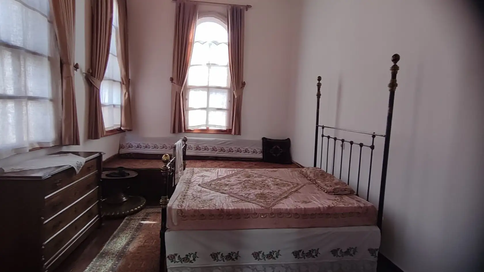 İşte Atatürk'ün Kayseri'deki yatağı ve çalışma masası!