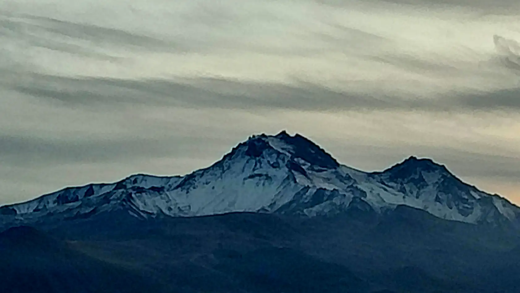 Erciyes'in zirvesinde korkutan, garip ve gizemli bir yüz belirdi! Kent merkezinde o ana şahit olan dönüp bir daha baktı