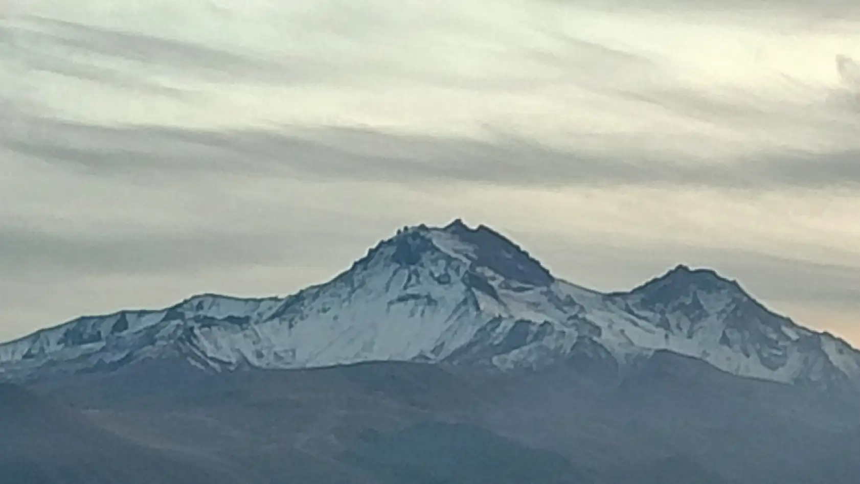 Erciyes'in zirvesinde korkutan, garip ve gizemli bir yüz belirdi! Kent merkezinde o ana şahit olan dönüp bir daha baktı