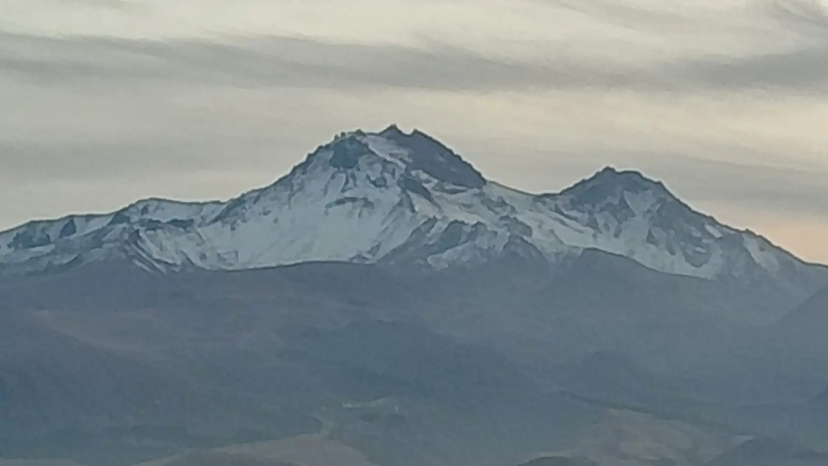 Erciyes'in zirvesinde korkutan, garip ve gizemli bir yüz belirdi! Kent merkezinde o ana şahit olan dönüp bir daha baktı