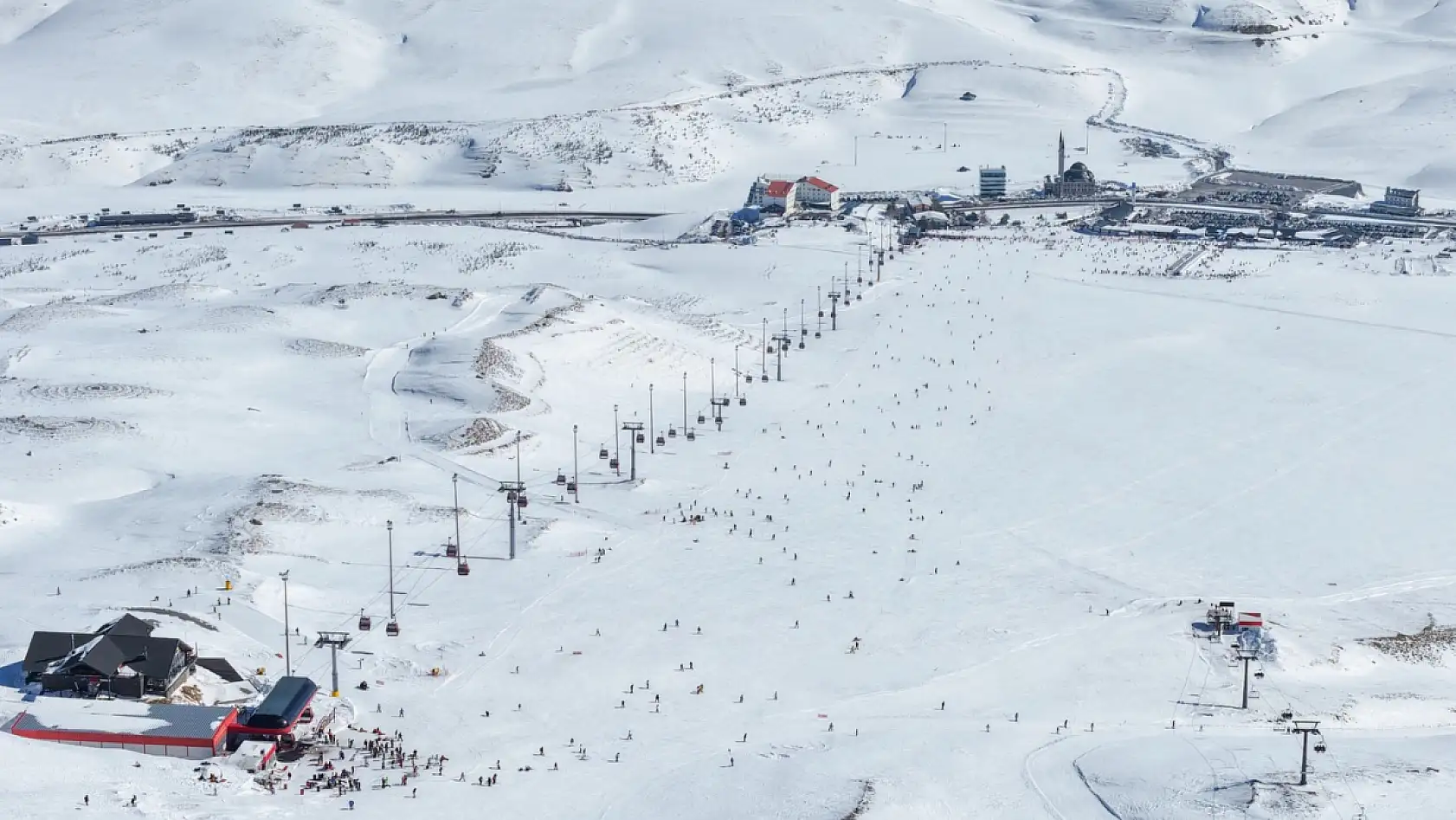 Erciyes'te dikkat çeken görüntü! Karda yürüyemeyince çareyi yüzmede buldular!