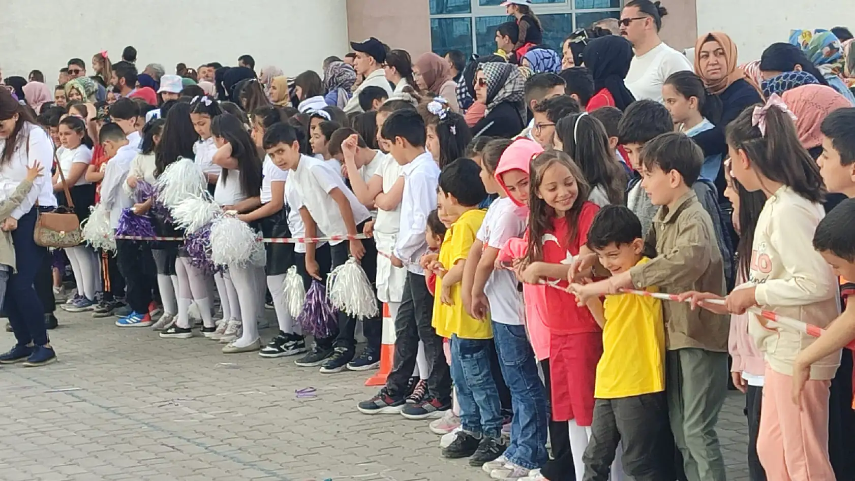 Kayseri'de o okuldaki 23 Nisan coşkusuna yağmur bile engel olamadı! Renkli görüntüler