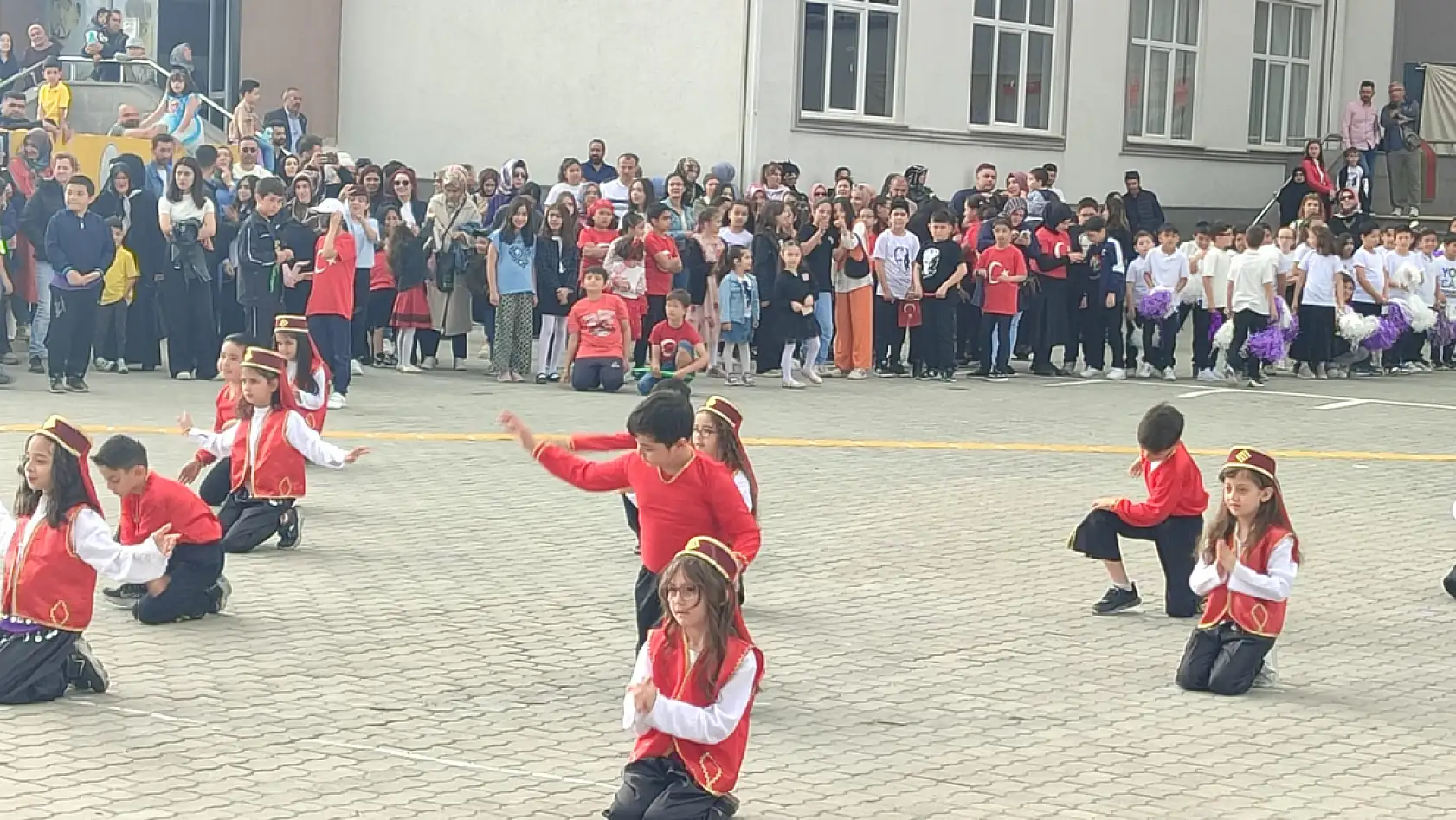 Kayseri'de o okuldaki 23 Nisan coşkusuna yağmur bile engel olamadı! Renkli görüntüler