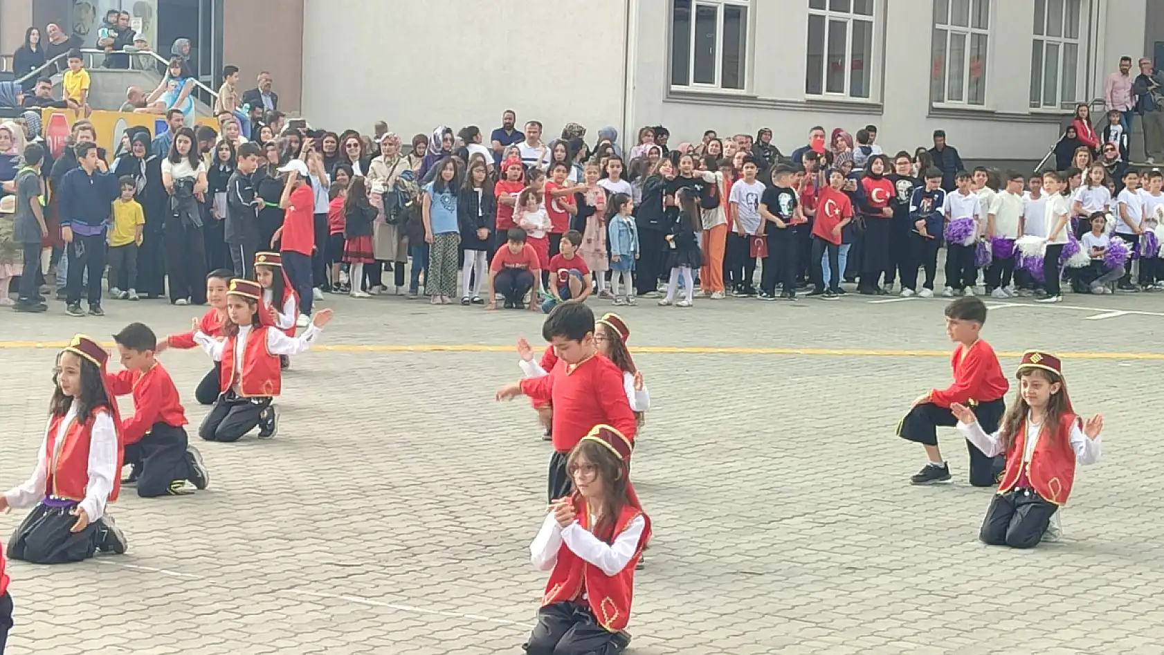 Kayseri'de o okuldaki 23 Nisan coşkusuna yağmur bile engel olamadı! Renkli görüntüler