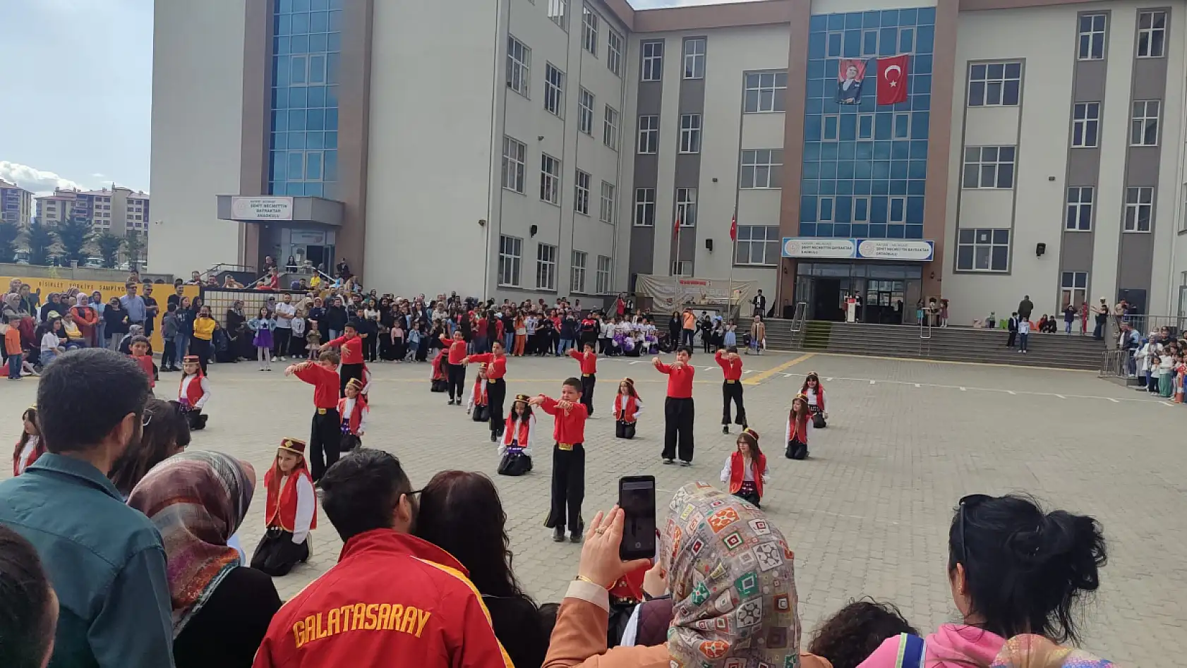 Kayseri'de o okuldaki 23 Nisan coşkusuna yağmur bile engel olamadı! Renkli görüntüler